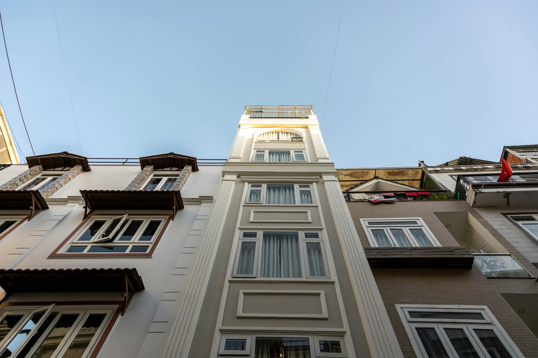 a traveler feeling lost in a foreign city without a clear plan