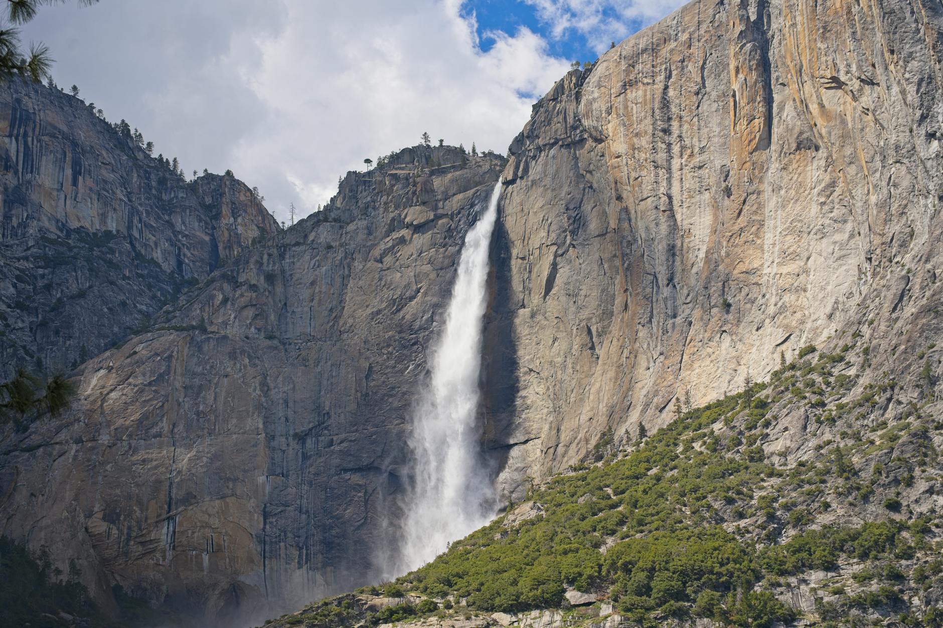 breathtaking view of Yosemite National Park with granite cliffs and waterfalls