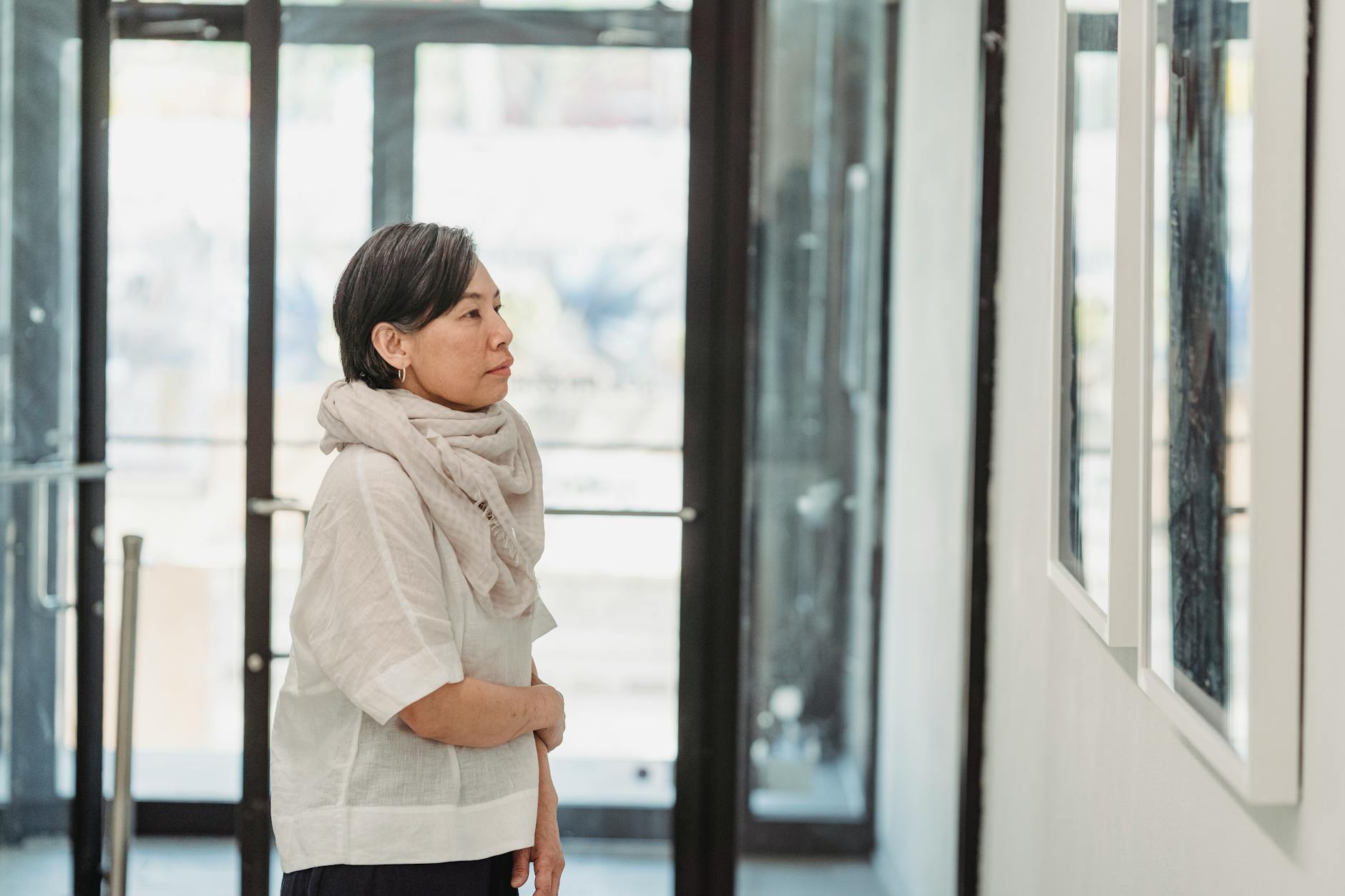 stylish outfit for art gallery visit